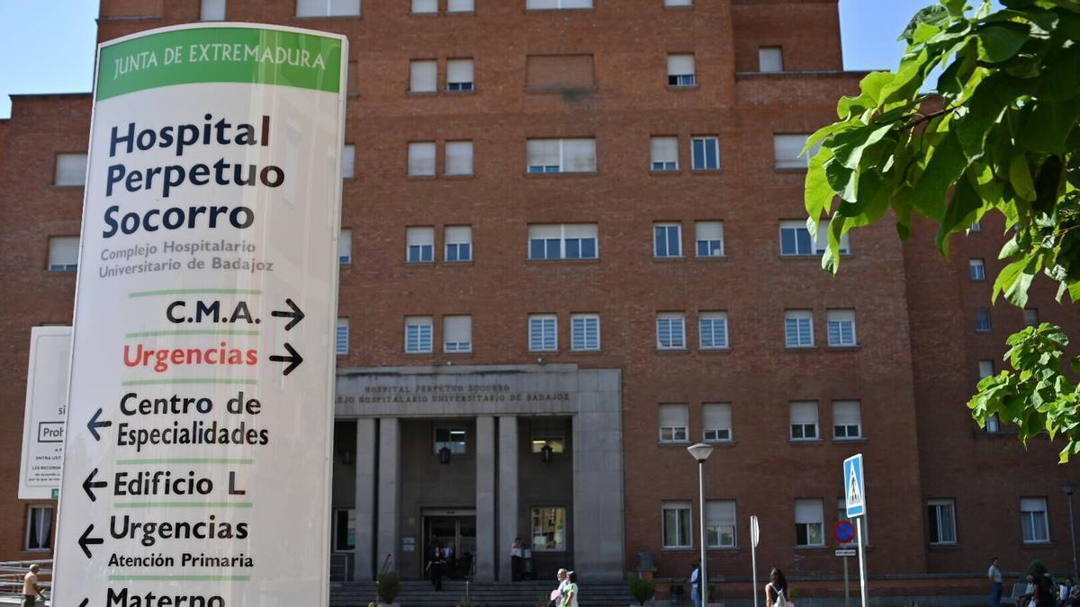 Entrada del Hospital Perpetuo Socorro de Badajoz.
