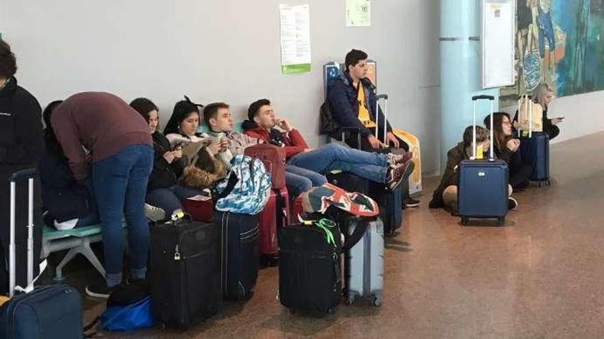 Un grupo de alumnos del IES Luis Seoane, ayer en Peinador tras la cancelación del vuelo a Edimburgo. // FdV