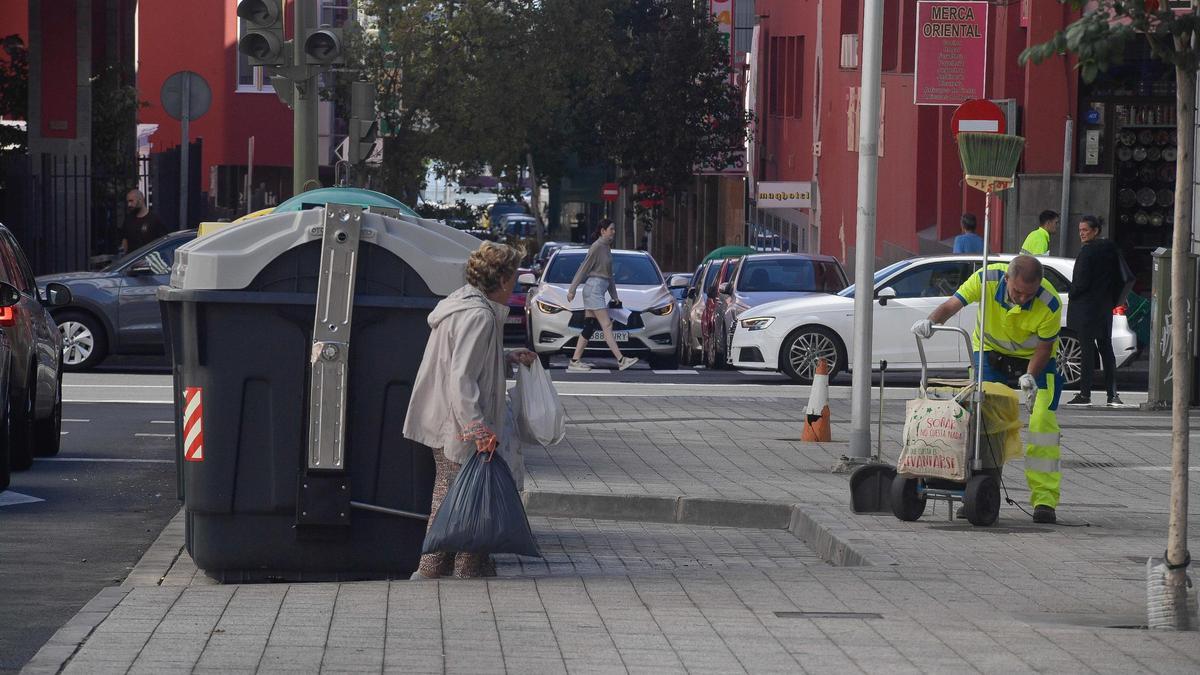 Operarios de limpieza en el barrio de Alcaravaneras.