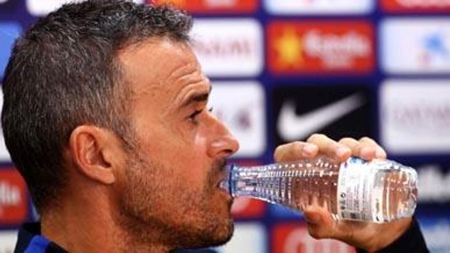 Luis Enrique bebe agua durante la rueda de prensa.