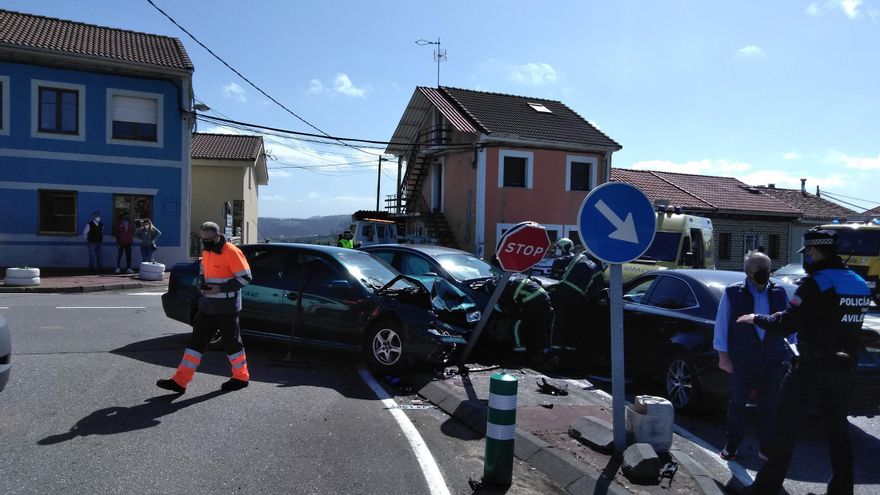 Una colisión entre tres vehículos en Valliniello se salda con dos heridos