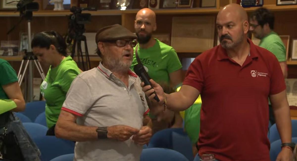 Los docentes abandonaron el pleno tras la respuesta del alcalde.