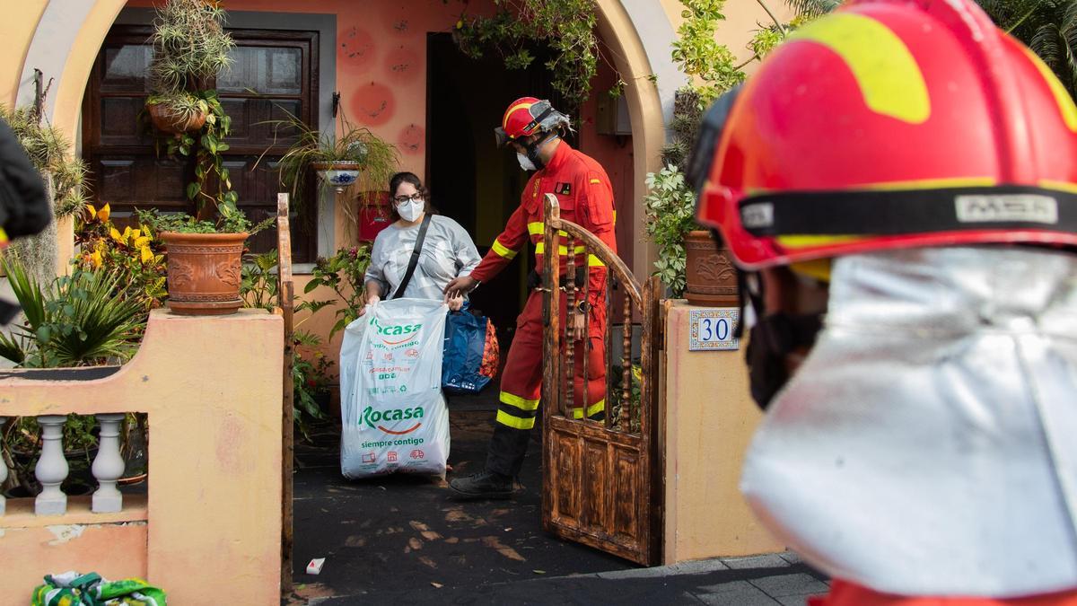 Efectivos del segundo Batallón de la Unidad Militar de Emergencias (UME), durante una recogida de enseres en la zona de viviendas San Borondón, en La Palma, Canarias (España). Esta recogida de enseres se debe a la cercanía de la colada de lava del volcán