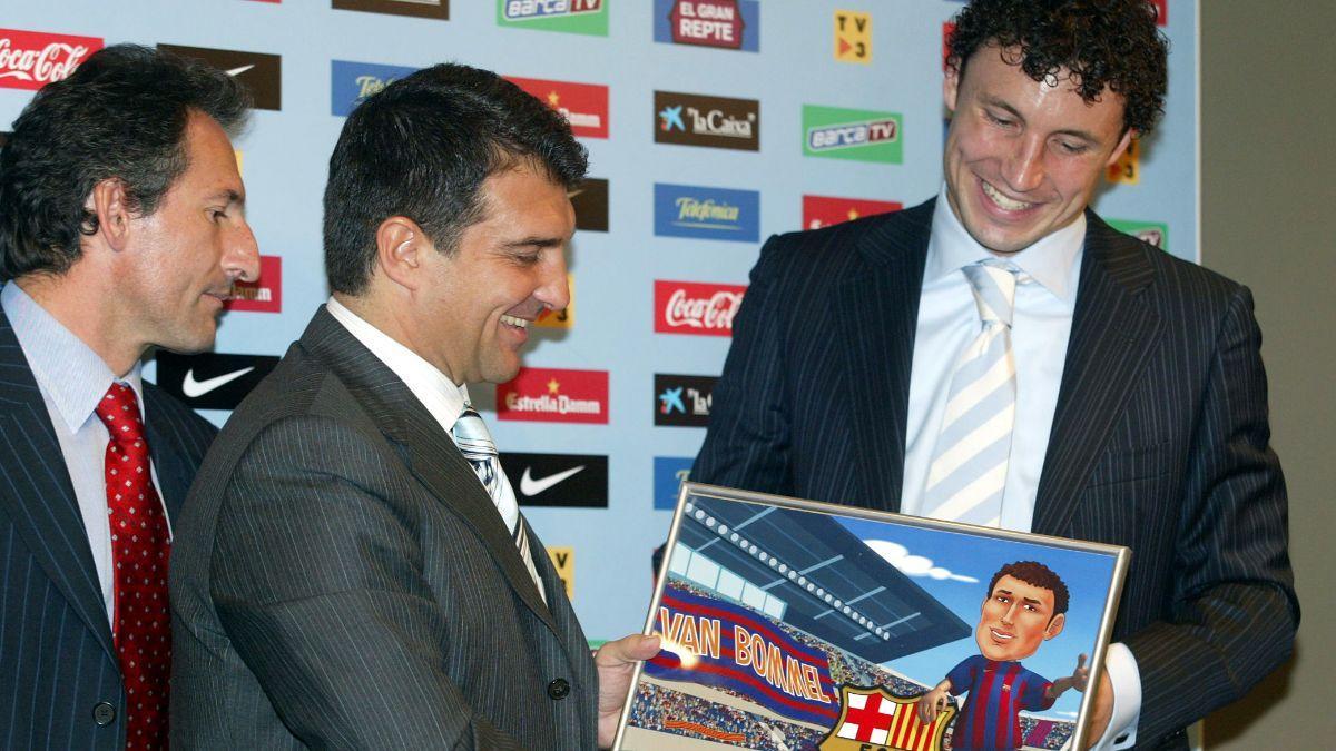 Mark Van Bommel en su presentación como jugador del Barça