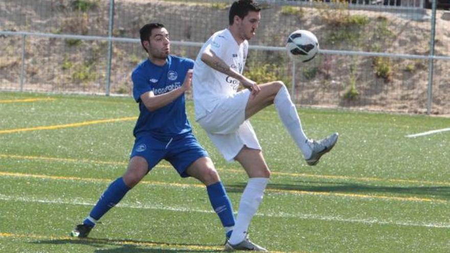 Cristian, del Covadonga, controla un balón en el campo de Eiroás. // Jesús Regal