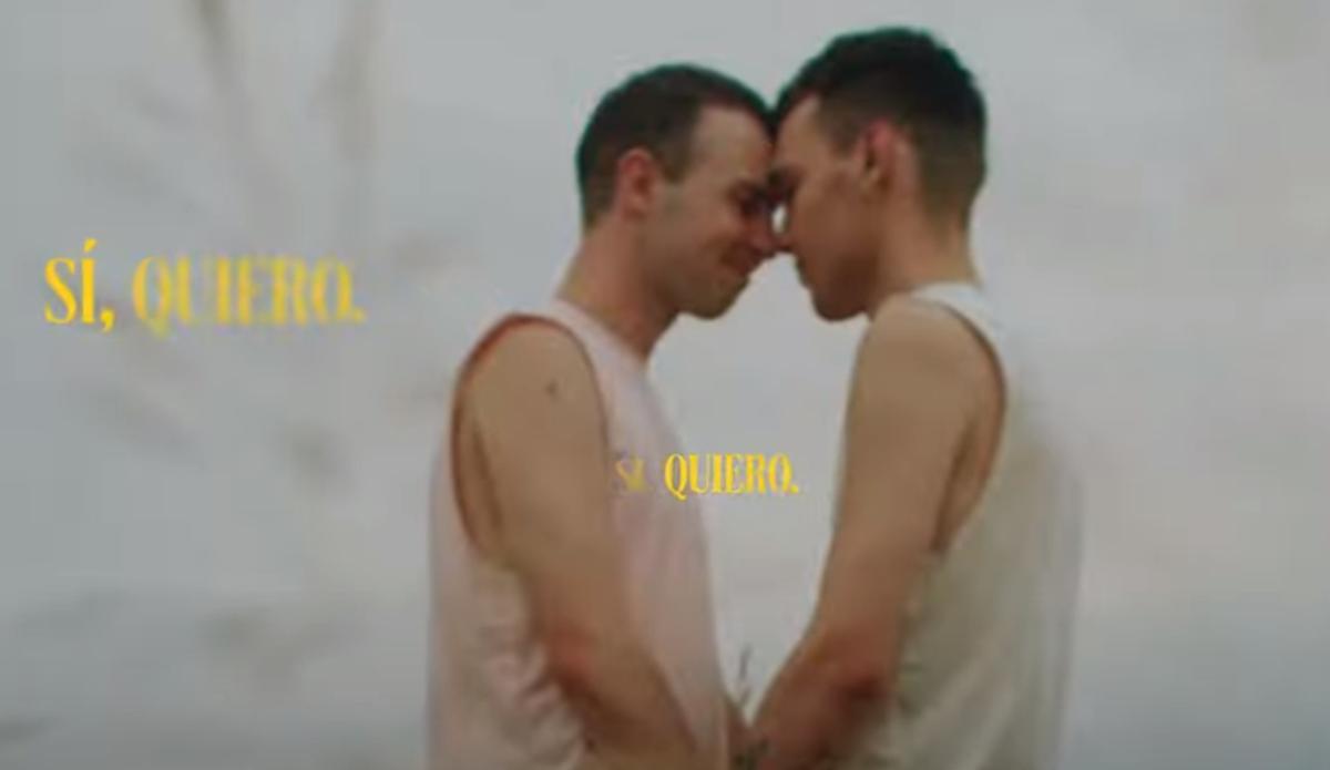Beso de una pareja gay en el anuncio de la UD.