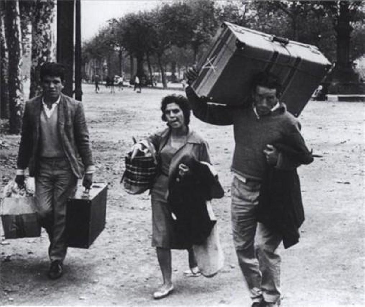 Diversos immigrants que acabaven d’arribar a Barcelona el 1962, en una de les instantànies més conegudes del fotògraf barceloní.