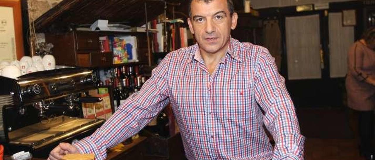 Javier Outomuro, en su restaurante. // Iñaki Osorio