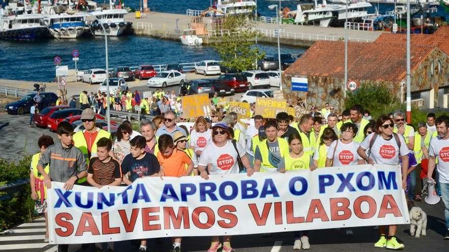 Un aspecto de la manifestación que recorrió ayer la N-554 en Vilaboa. // Rafa Vázquez