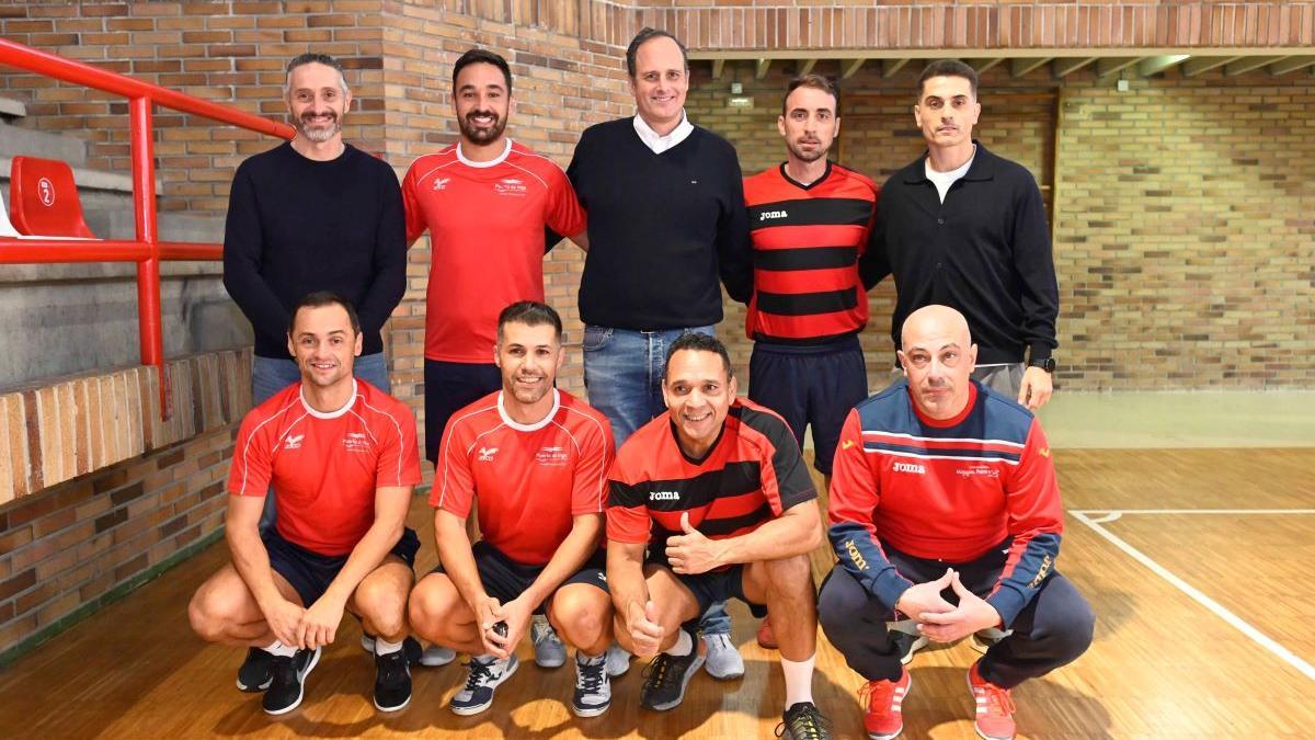 El presidente de la Autoridad Portuaria, Carlos Botana (centro), posa con participantes del Torneo de Navidad.