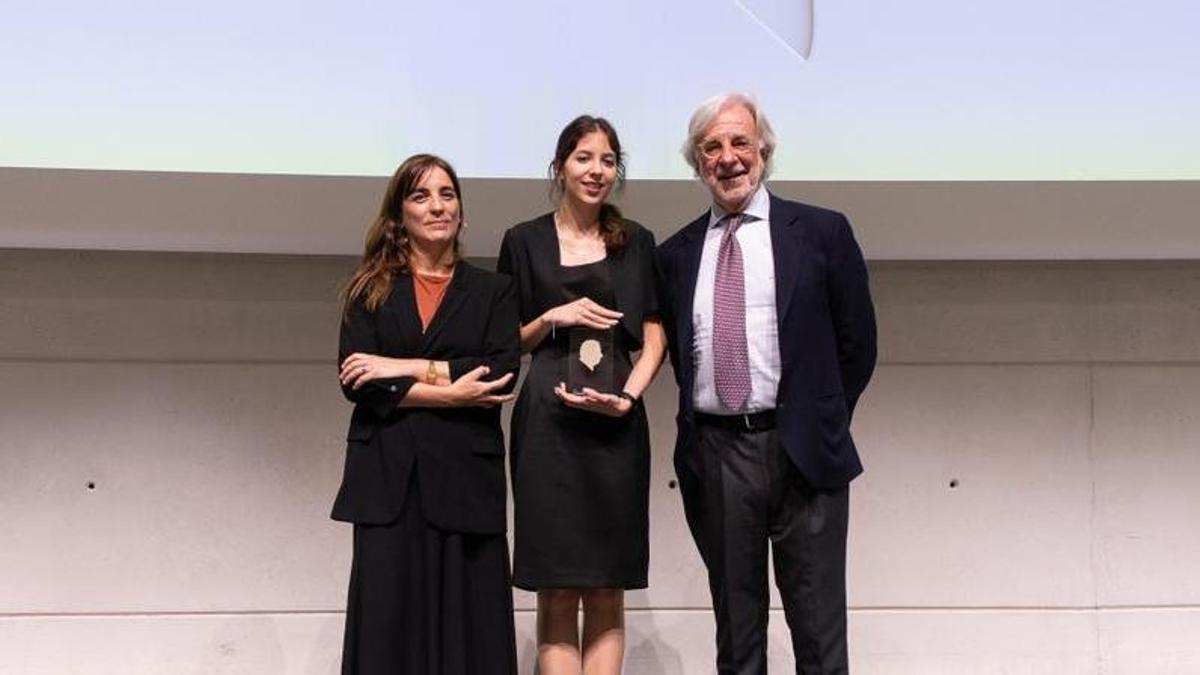Nuria Montserrat, Estrella María Montes y Emilio Cuatrecasas, en el acto de entrega del premio.