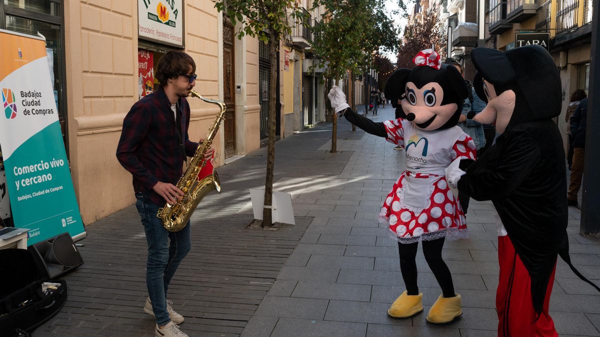 Actividades en la calle Menacho con motivo del 'black friday'.