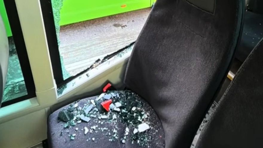 Luna rota en una guagua en Tenerife