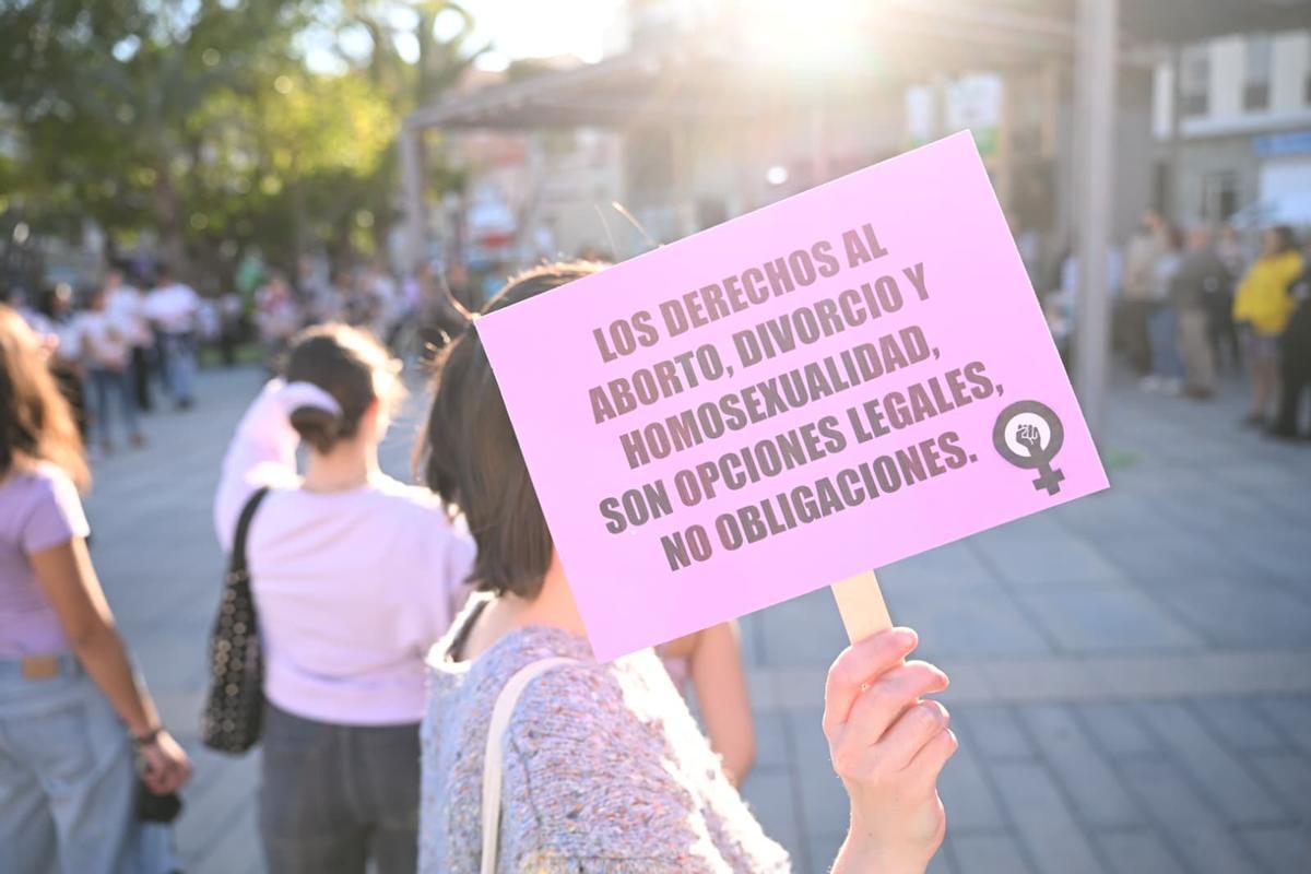 Así ha sido la protesta de 24 colectivos en Elche contra la moción antiaborto de Vox apoyada por PP Así ha sido la protesta de 24 colectivos en Elche contra la moción antiaborto de Vox apoyada por PP