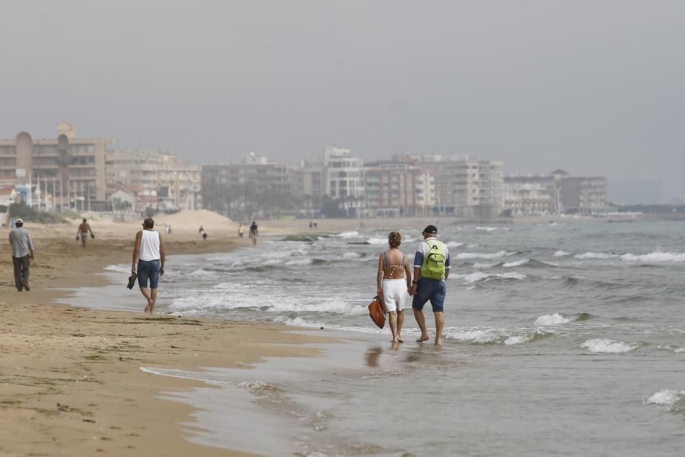 Escasa afluencia a las playas de Torrevieja el primer día de reapertura para paseo y práctica de deporte individual