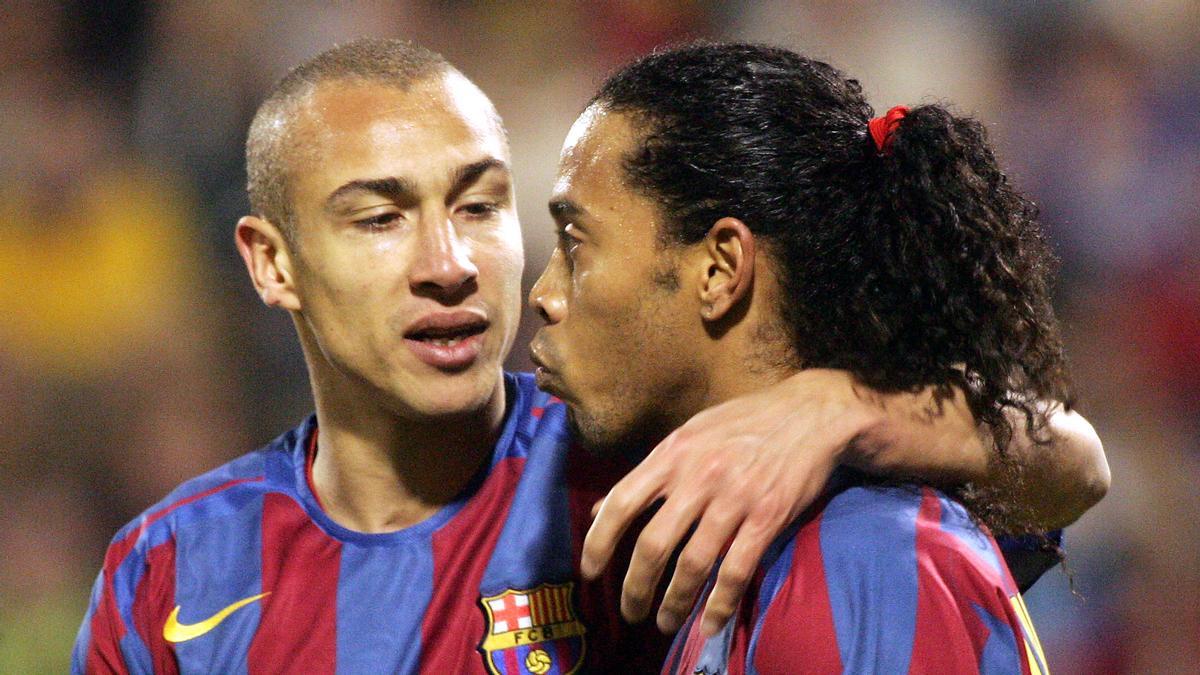 Larsson y Ronaldinho celebrando un gol en el estadio de La Romareda en 2006
