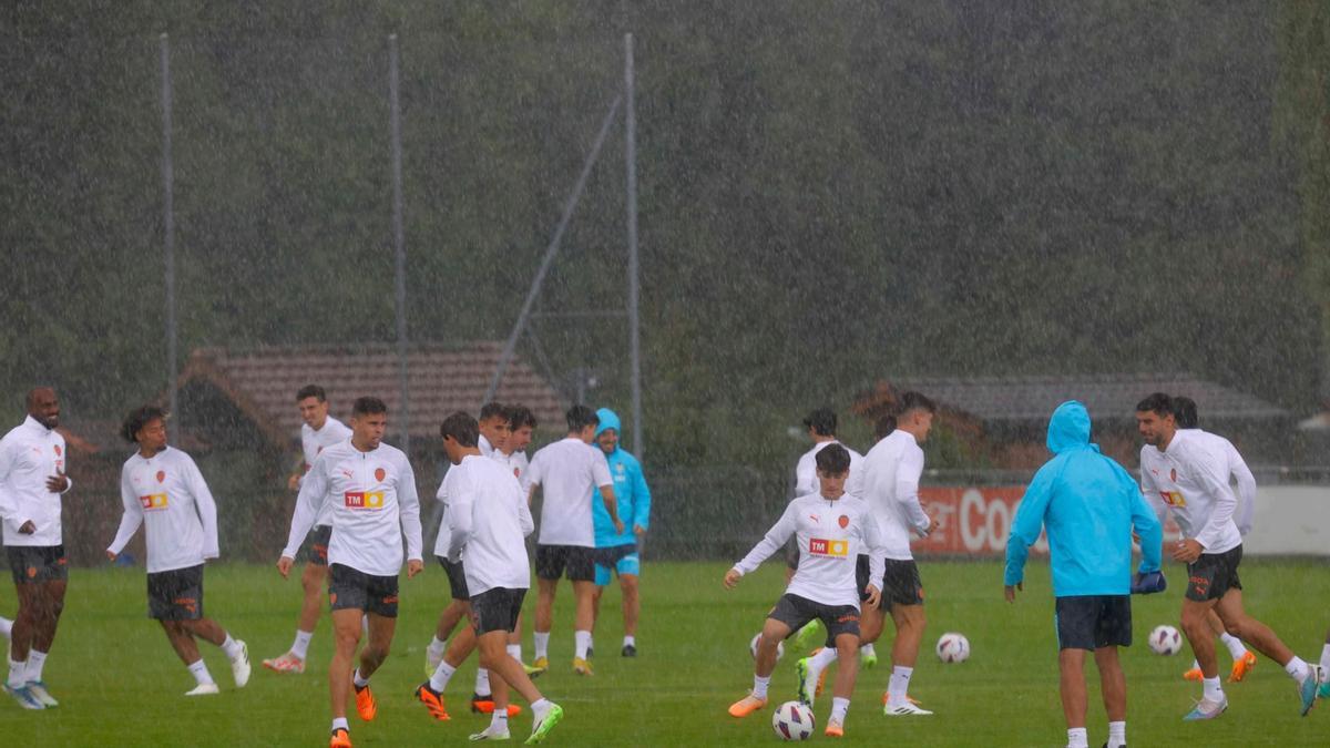 Entrenamiento bajo la lluvia antes del St. Gallen-Valencia CF