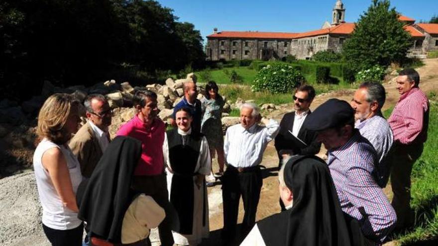 La comitiva que encabezaba Xesús Vázquez visitó los jardines del monasterio.  // Iñaki Abella