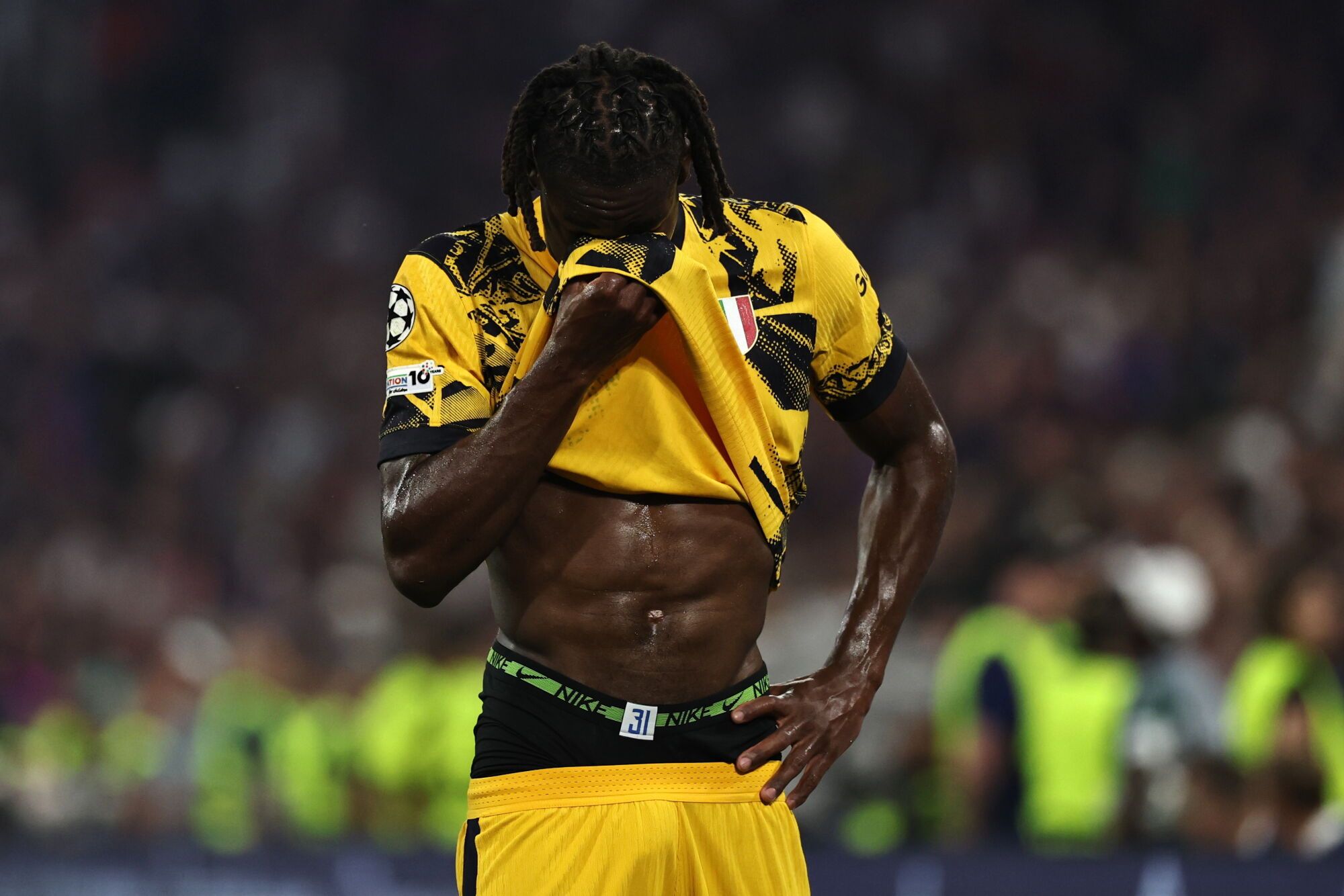 Munich (Germany), 31/05/2025.- Yann Bisseck of Inter leaves the pitch after an injury during the UEFA Champions League final between Paris Saint-Germain and Internazionale Milano in Munich, Germany 31 May 2025. (Liga de Campeones, Alemania) EFE/EPA/FILIP SINGER