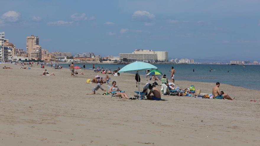 El buen tiempo anima a visitar las playas de la Región de Murcia este puente