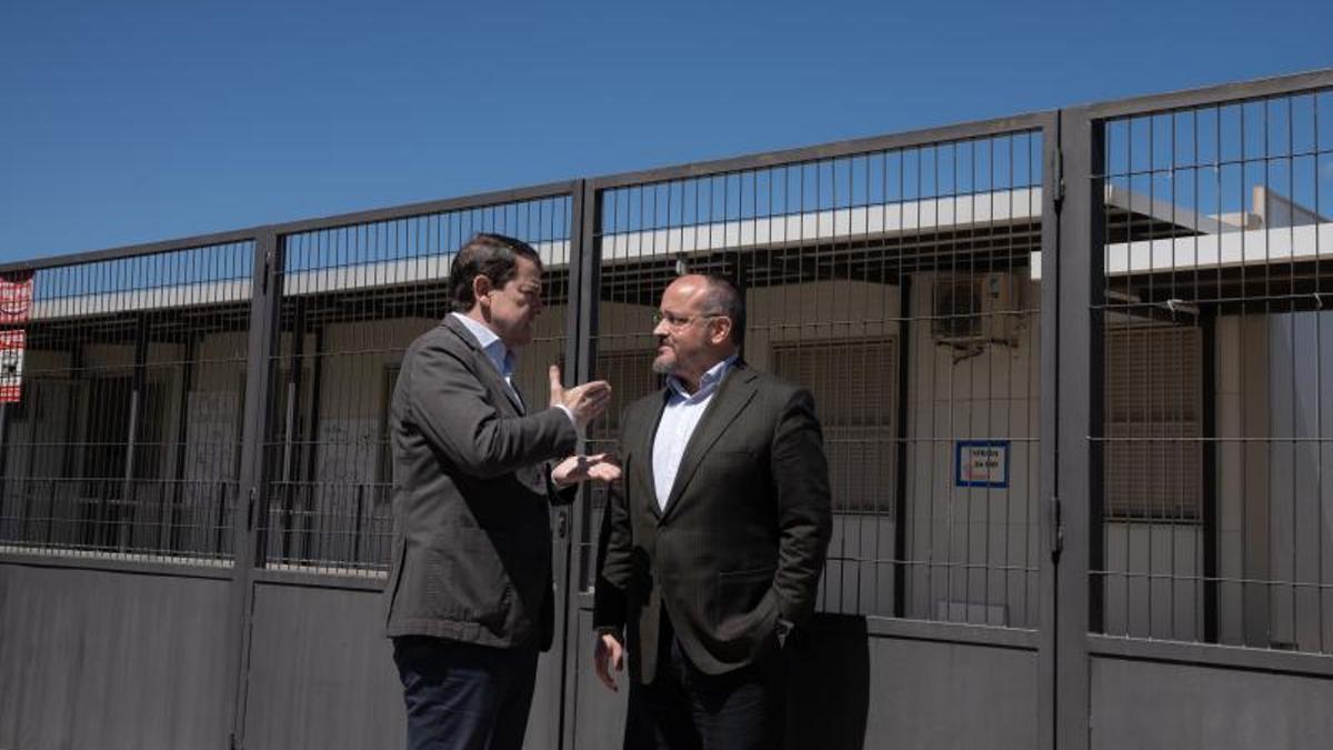 Alejandro Fernández, candidato del PPC; y Alfonso Fernández Mañueco, presidente popular de Castilla y León, en Sant Joan Despí.