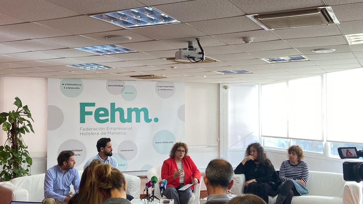 María José Aguiló, en el centro, durante la rueda de prensa en la sede de la FEHM, en Palma.