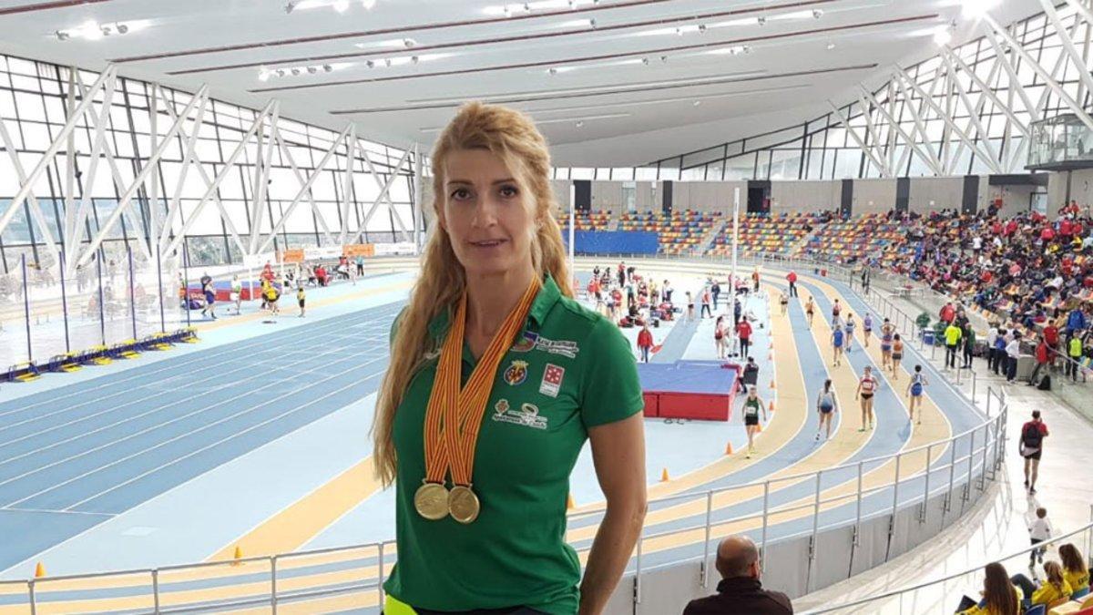 María José Carabante posa con las dos medallas conseguidos en Sabadell