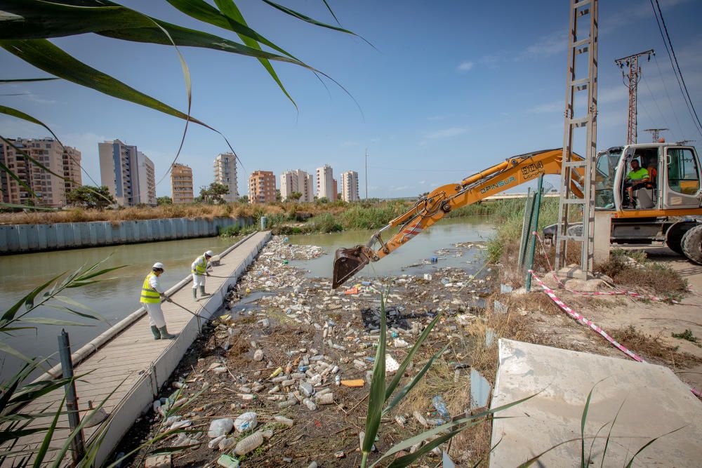 Toneladas de basura acumuladas en la desembocadura