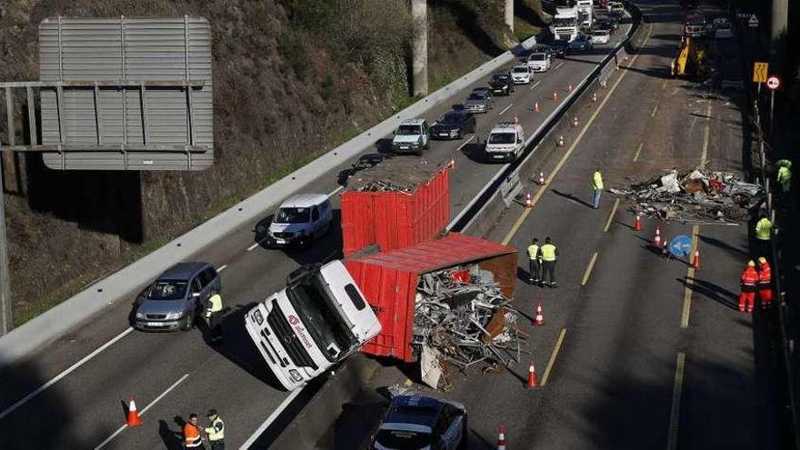 El vuelco de un camión bloquea durante cinco horas la autovía de acceso a Vigo
