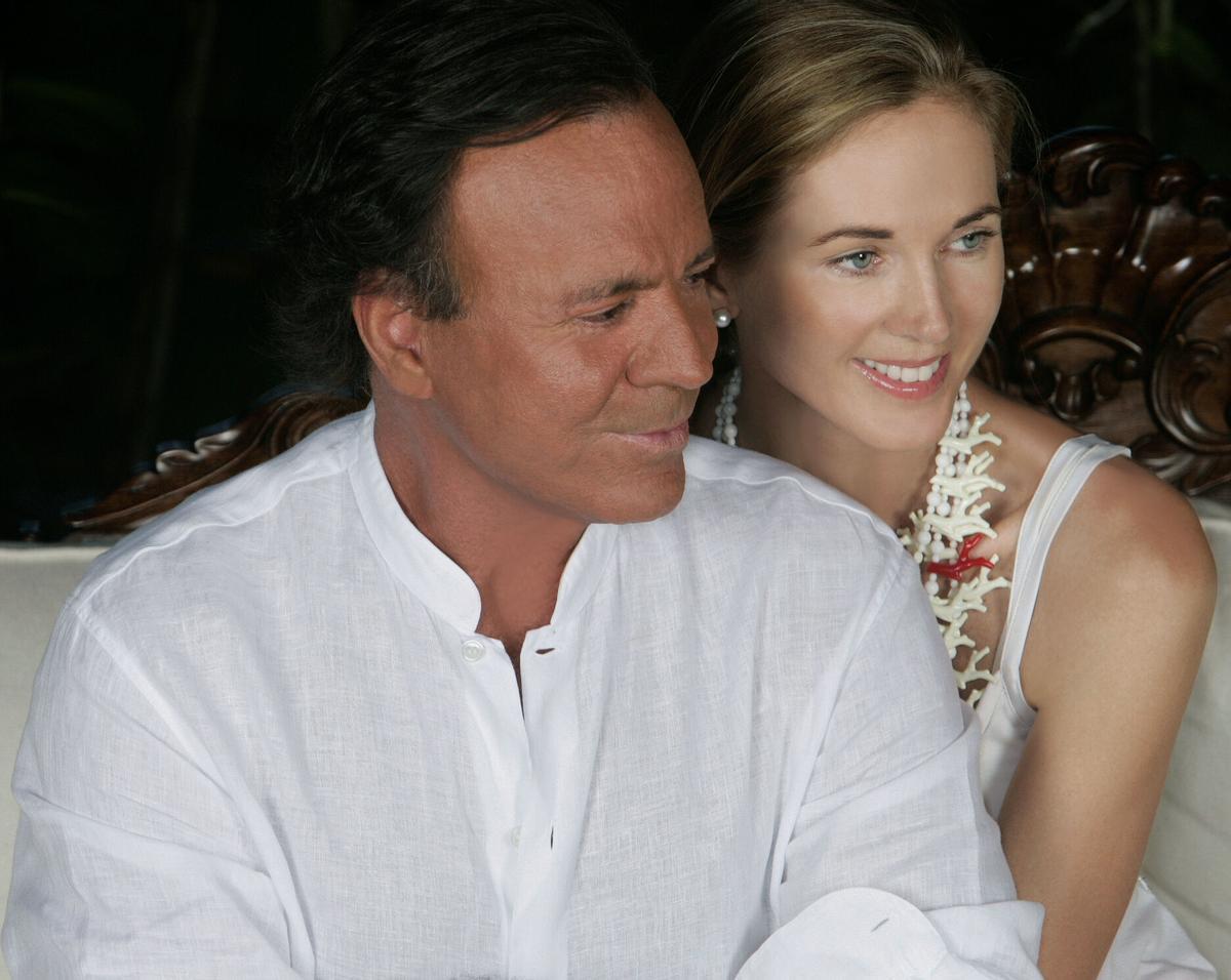 Julio Iglesias, con su mujer, Miranda Rijnsburger.