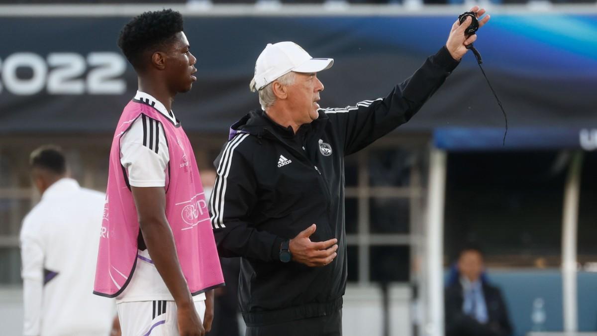 Ancelotti dando instrucciones a Tchouameni