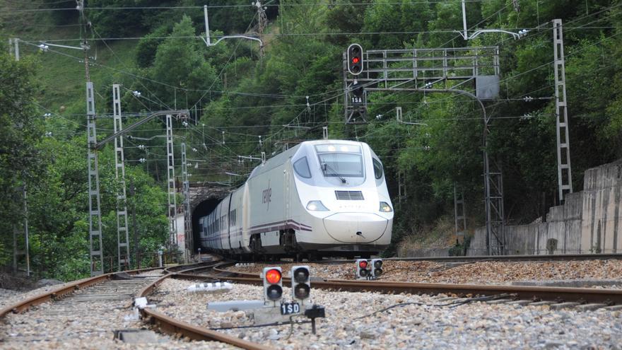 La avería de un mercancías bloquea 70 minutos a un tren de viajeros que cubría la línea Madrid-Gijón