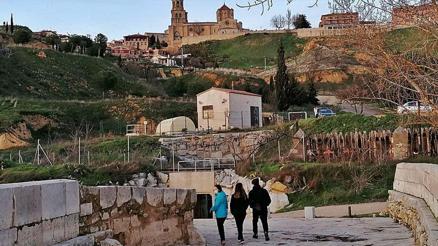 Vecinos pasean por el tramo del puente que enlaza con la Cuesta. | M. J. C.