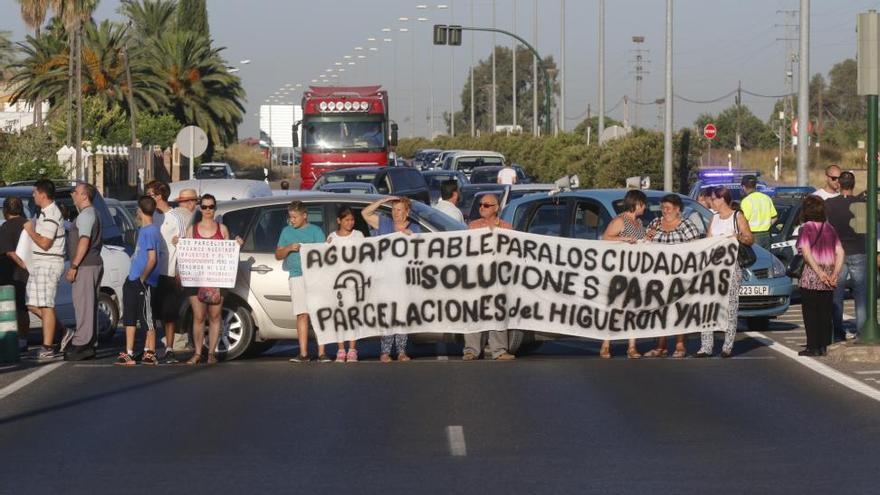 Más de medio centenar de parcelistas cortan dos carreteras para exigir agua