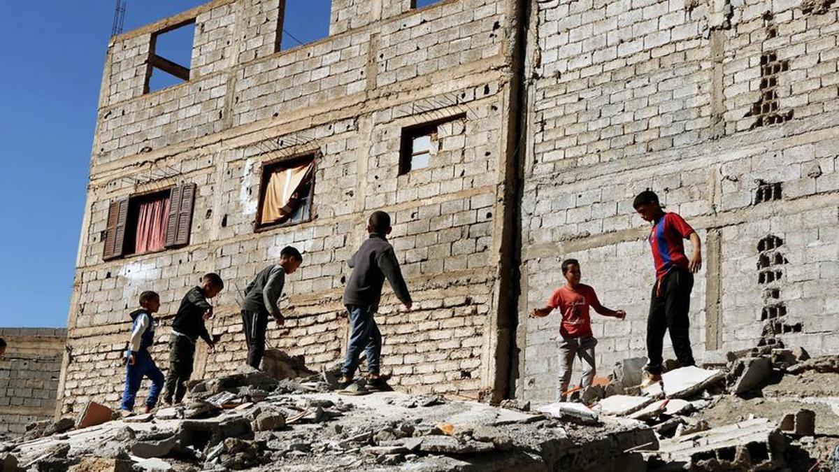 Un grupo de niños juega encima de una montaña de escombros en Amizmiz.
