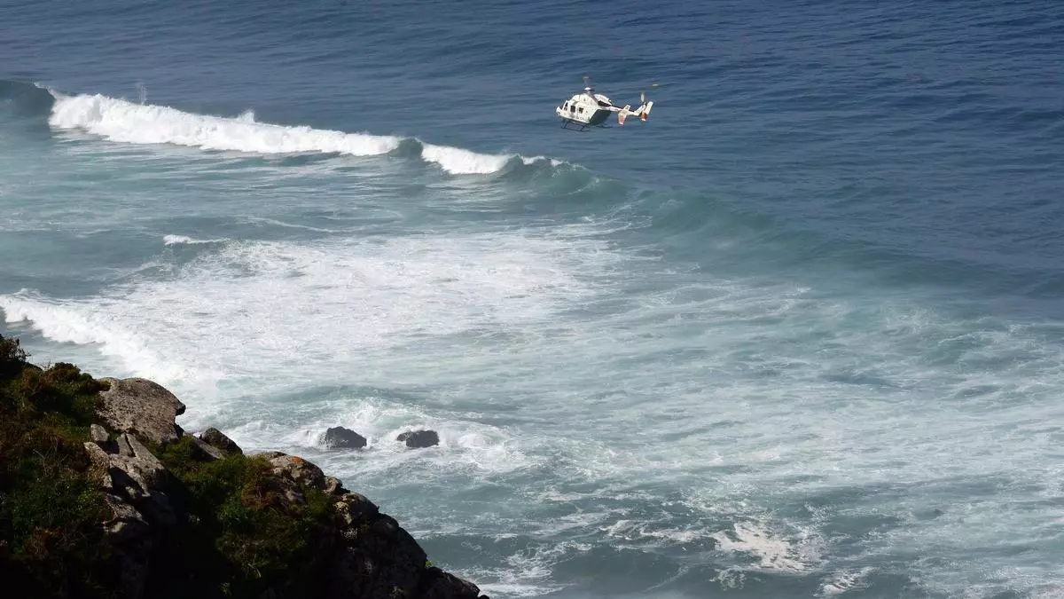 Buscan a un tripulante desaparecido tras volcar su lancha en Cangas