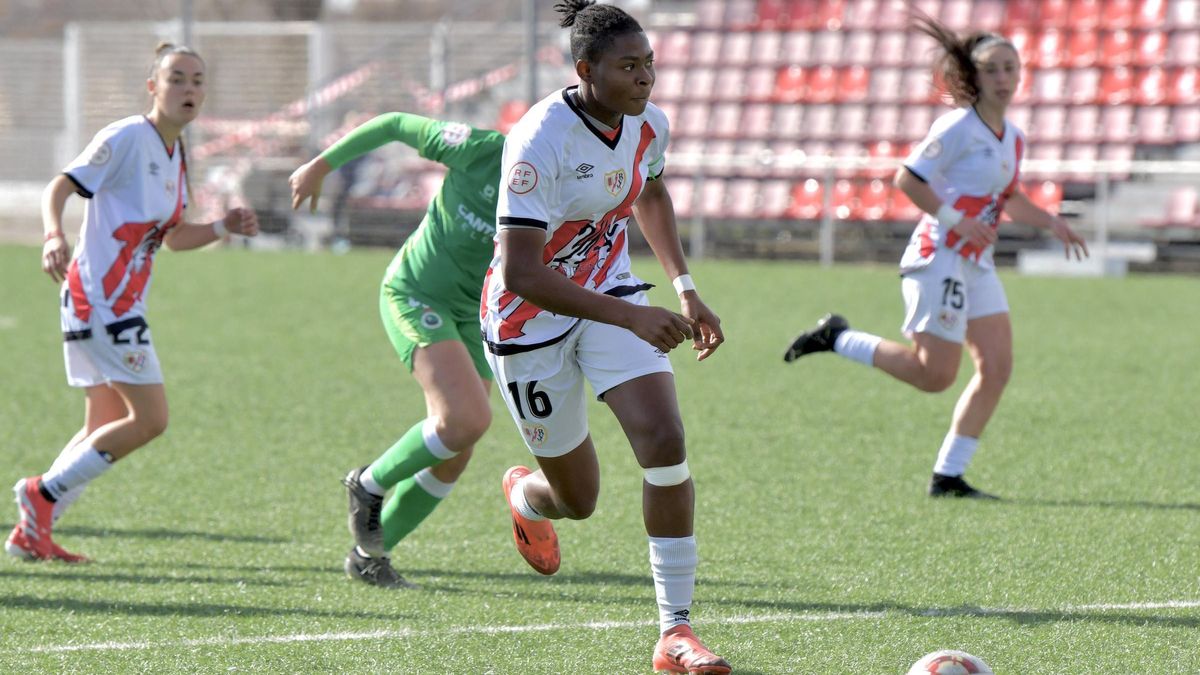 Bella avanza con el balón en un partido del Rayo Femenino.