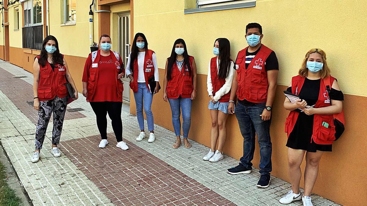 Los voluntarios de Cruz Roja que están realizando captación de socios en un barrio de la ciudad.| J. A. G.