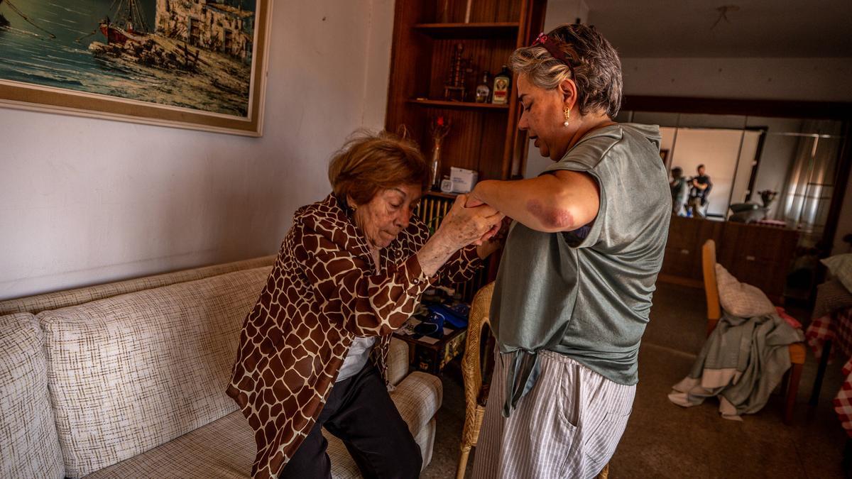 Una madre, Anabel Sorroche, con su madre de 87 a la que cuida.