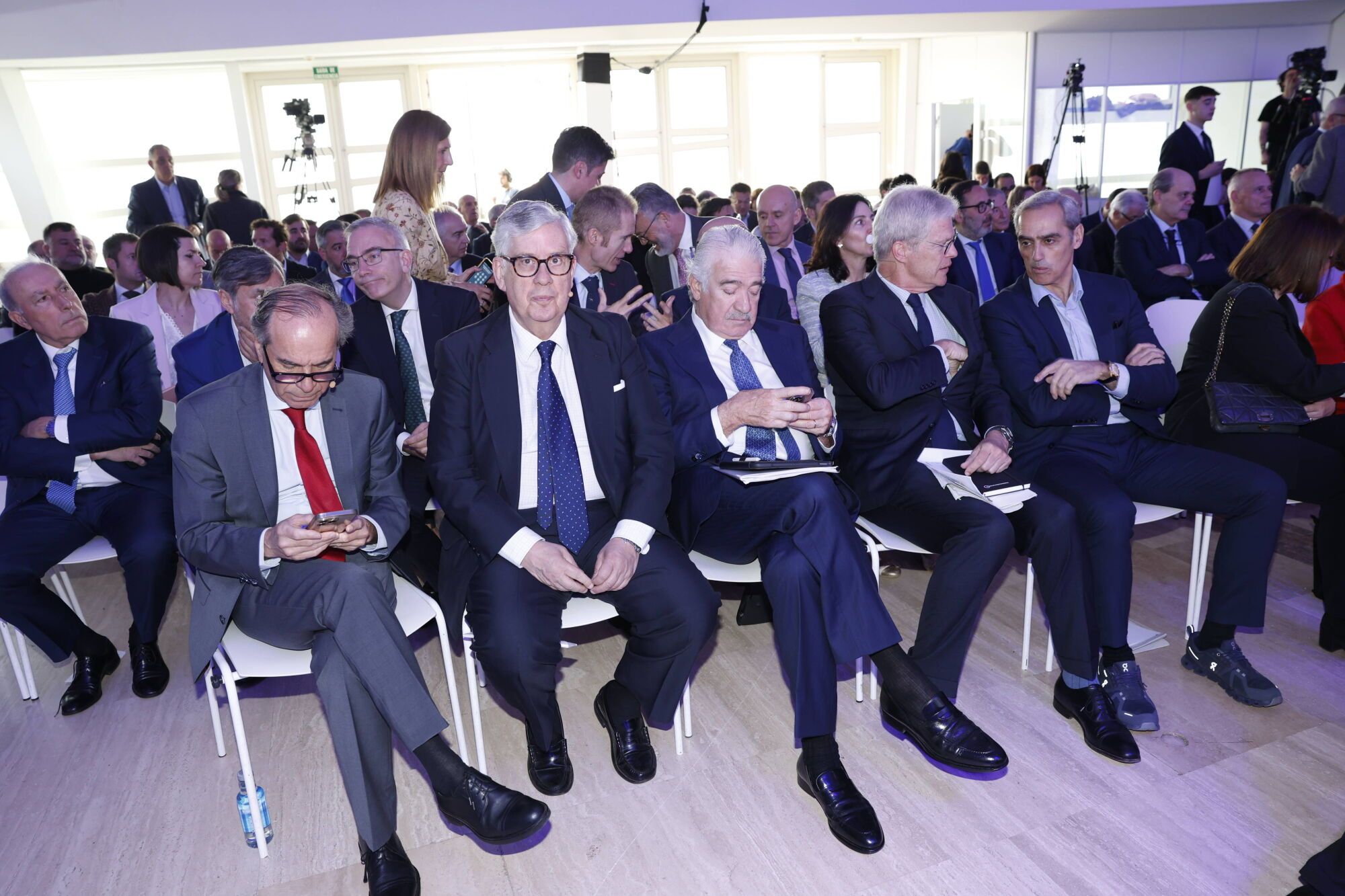 Por la izquierda, Juan María Vallejo, vicepresidente de CEOE Castilla y León y presidente de FELE (Federación Leonesa de Empresarios), Juan Manuel Vieites, presidente de la Confederación de Empresarios de Galicia, José Damián Bogas, consejero delegado de ENDESA, Martí Saballs, director de información económica de Prensa Ibérica y Jacobo Cosmen, presidente de Alsa.

