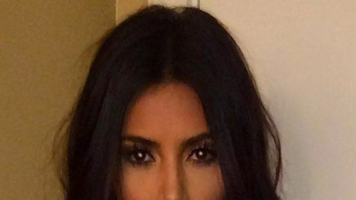 Kim Kardashian: nuevo mes, nuevo look
