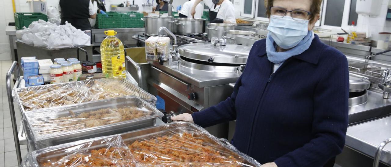 Sor Marisela Cueto, en la Cocina Económica, cierra los preparativos de la Nochebuena.