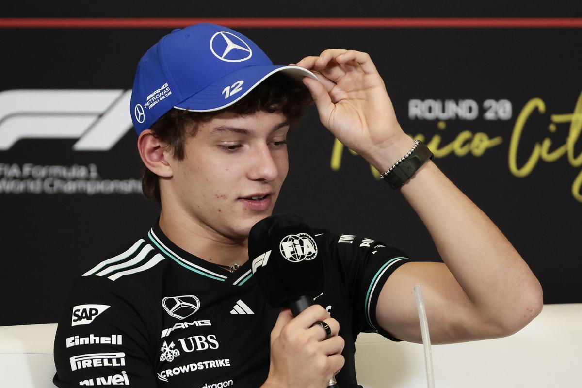 MEX6499. CIUDAD DE MÉXICO (MÉXICO), 23/10/2025.- El piloto italiano Kimi Antonelli de Mercedes habla en una rueda de prensa durante el primer día de actividades del Gran Premio de la Fórmula 1 este jueves, en el Autódromo Hermanos Rodríguez, en Ciudad de México (México). EFE/ José Méndez. gp mexico 2025. autodromo hermanos rodriguez