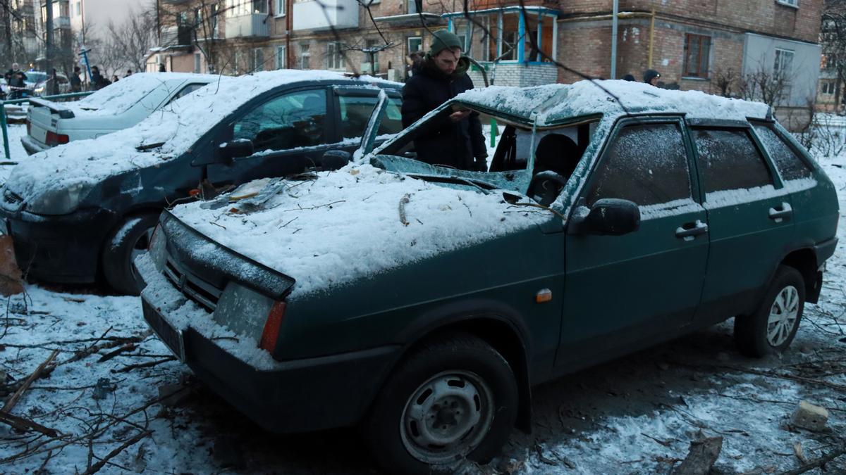 Daños en un coche por un dron kamikaze en el distrito de Shevchenkivskyi, Kiev, Ucrania
