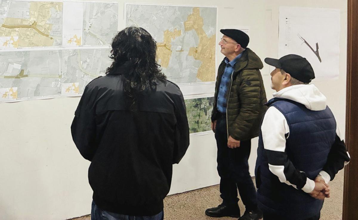 Unas personas contemplan el anteproyecto de la Baixada aos Eidos en el Centro Cultural de Vilar.