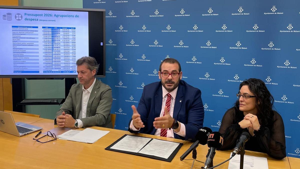 El alcalde de Mataró, David Bote, junto a los concejales Miquel Àngel Vadell y Sarai Martínez, durante la rueda de prensa de presentación delas cuentas municipales