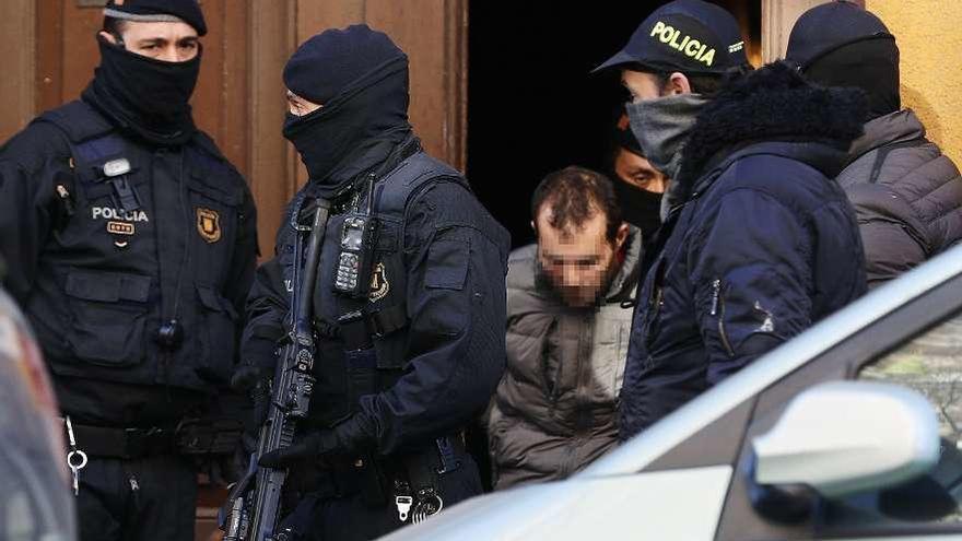 Los Mossos trasladan a uno de los detenidos en Barcelona. // Efe