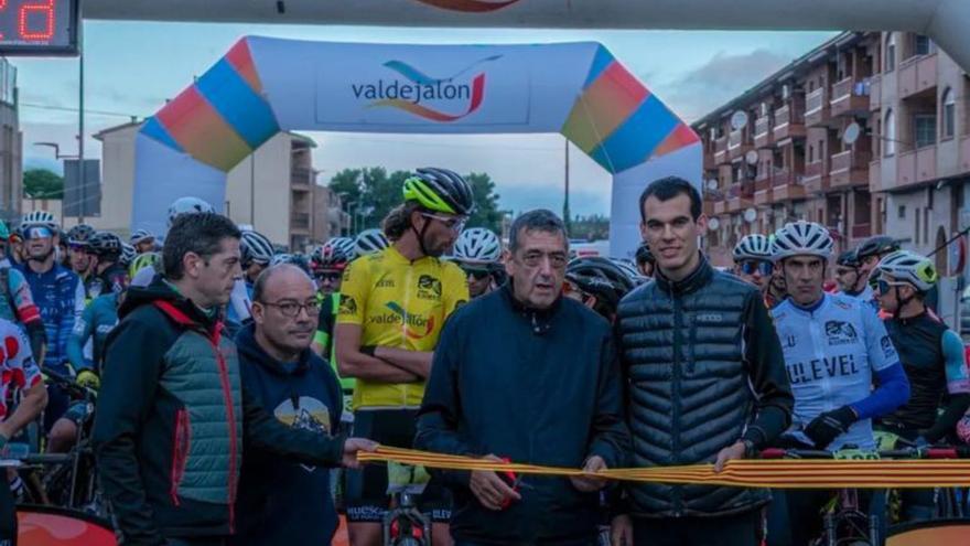 Más de 250 participantes tomaron la salida en la que el presidente comarcal cortó la cinta.  | SANTIAGO GUMIEL/SERVICIO ESPECIAL