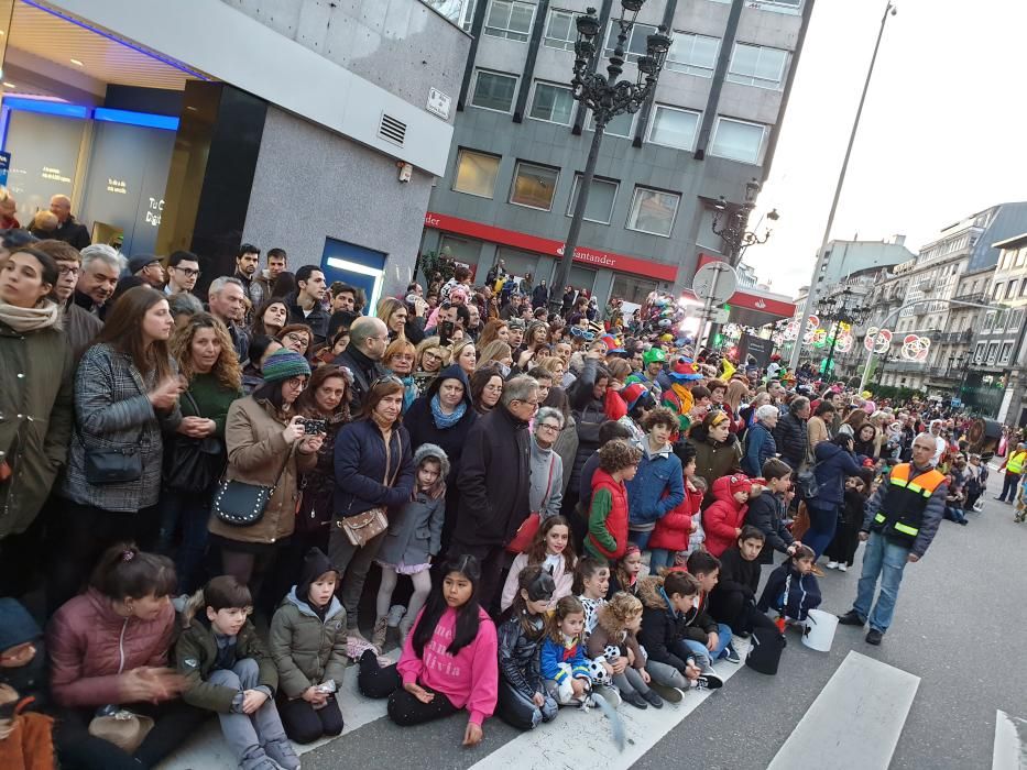 Miles de personas se congregan en el centro de la ciudad para seguir la marcha de las 28 agrupaciones que desfilaron entre Isaac Peral y la Porta do Sol.