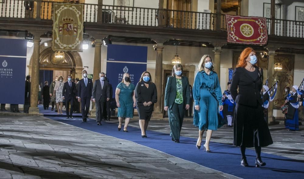 En primer término, María Sheila Cremaschi, del Hay Festival; la siguen Nieves Mijimolle, Marta García Clemente, María Luisa Pérez Fernández, María Jesús Amaro Martín, José Eugenio Guerrero, Javier García Fernández, Fernando Valdés, Carmen Palomo y Alberto González Estébanez.